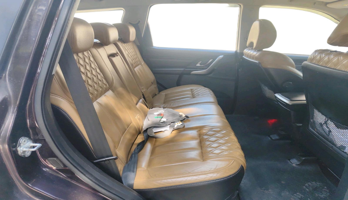 2018 Mahindra XUV500 W11, Diesel, Manual, 1,33,537 km, interior