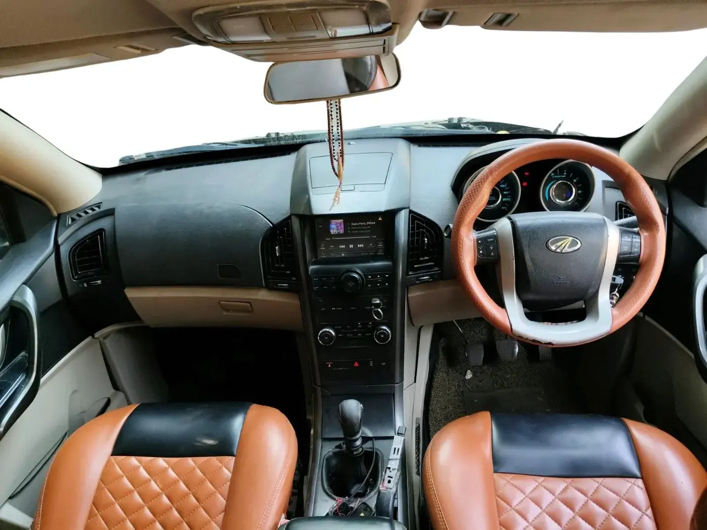 2016 Mahindra XUV500 W6, Diesel, Manual, 1,70,000 km, interior