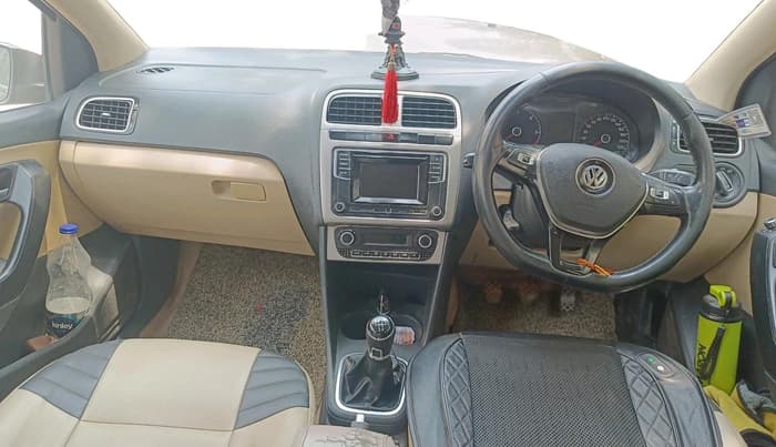 2016 Volkswagen Polo HIGHLINE1.5L, Diesel, Manual, 1,40,775 km, interior