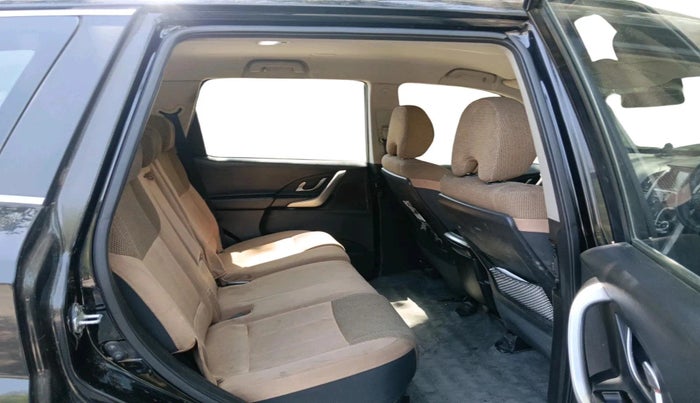 2018 Mahindra XUV500 W7, Diesel, Manual, 90,385 km, interior