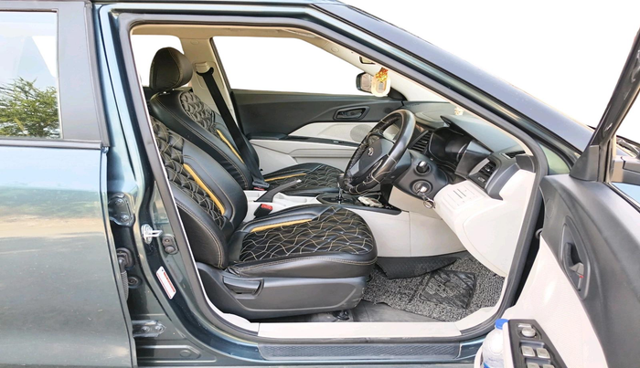 2022 Mahindra XUV300 W6 1.5 DIESEL AMT, Diesel, Automatic, 56,699 km, interior