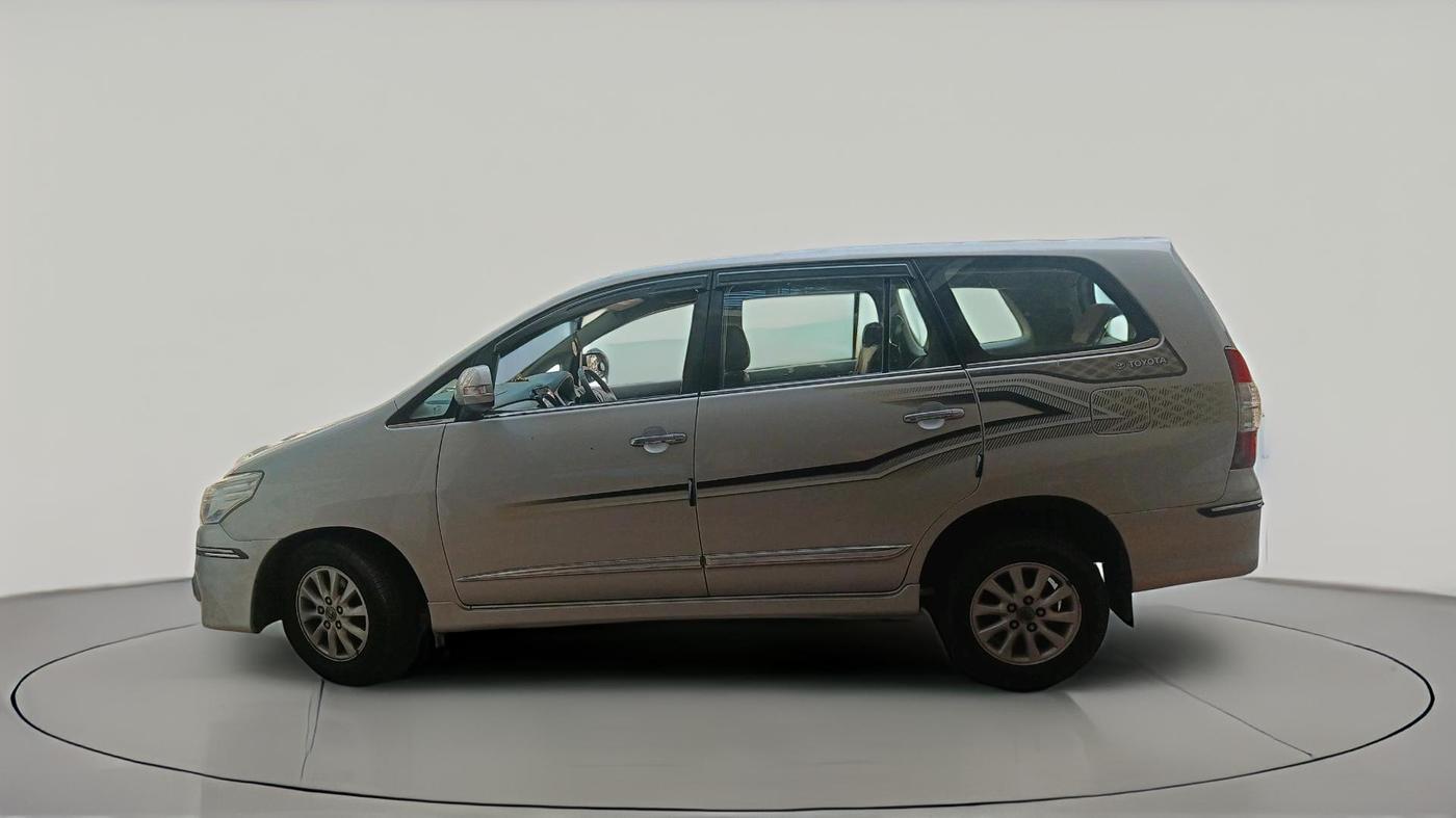 2014 Toyota Innova 2.5 VX 8 STR, Diesel, Manual, 82,366 km, exterior