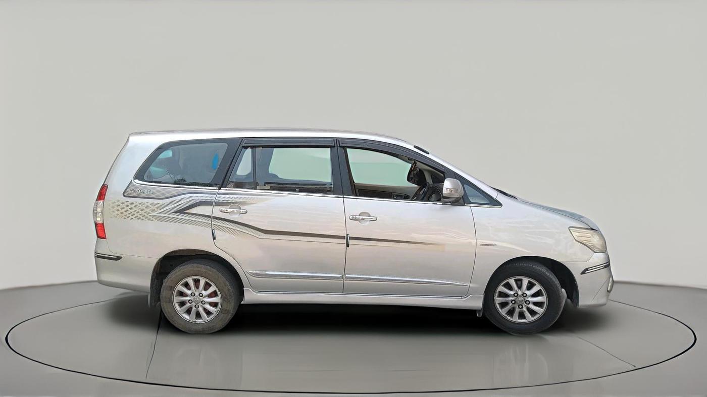 2014 Toyota Innova 2.5 VX 8 STR, Diesel, Manual, 82,366 km, exterior