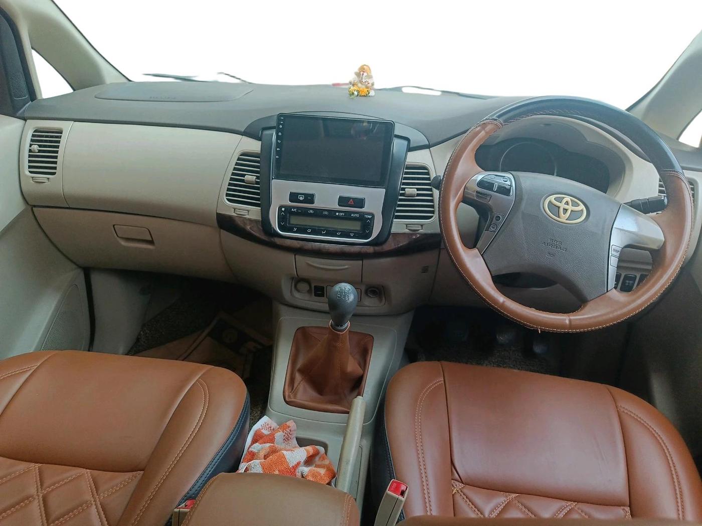 2014 Toyota Innova 2.5 VX 8 STR, Diesel, Manual, 82,366 km, interior
