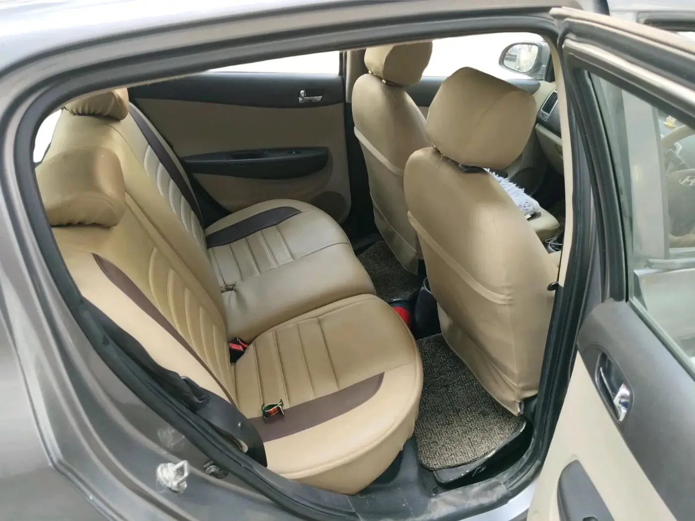 2013 Hyundai i20 SPORTZ 1.2, CNG, Manual, 99,850 km, interior