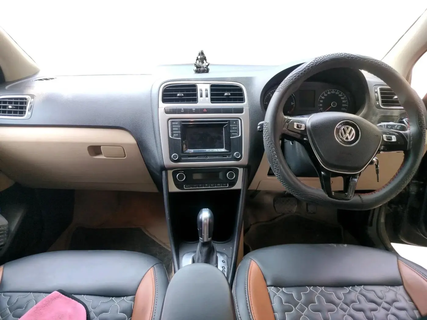 2017 Volkswagen Ameo HIGHLINE PLUS 1.5L AT 16 ALLOY, Diesel, Automatic, 95,554 km, interior
