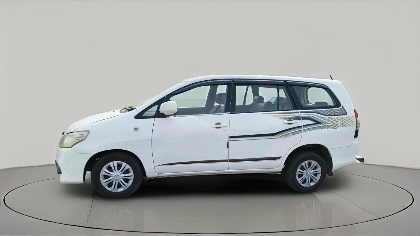 2011 Toyota Innova 2.5 E 8 STR, Diesel, Manual, 1,37,524 km, exterior