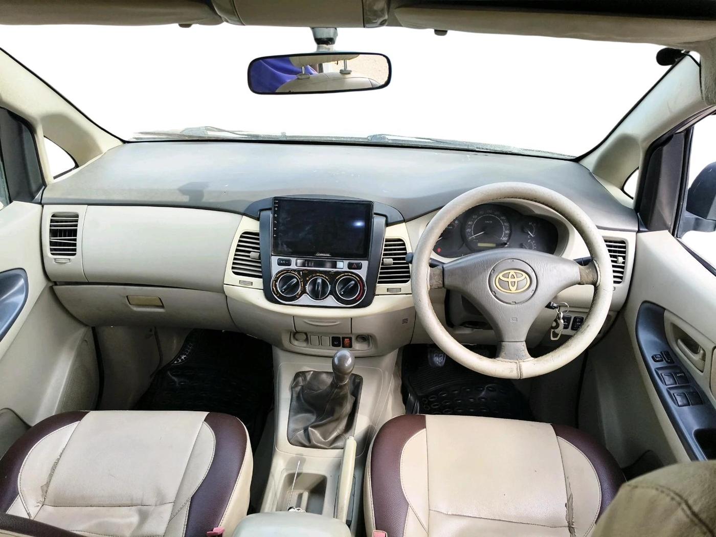 2011 Toyota Innova 2.5 E 8 STR, Diesel, Manual, 1,37,524 km, interior