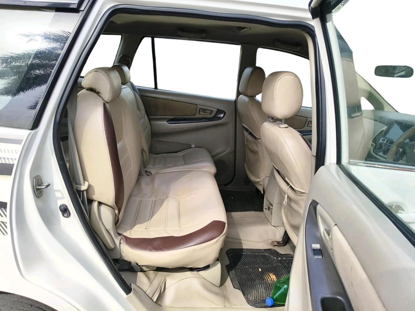 2011 Toyota Innova 2.5 E 8 STR, Diesel, Manual, 1,37,524 km, interior