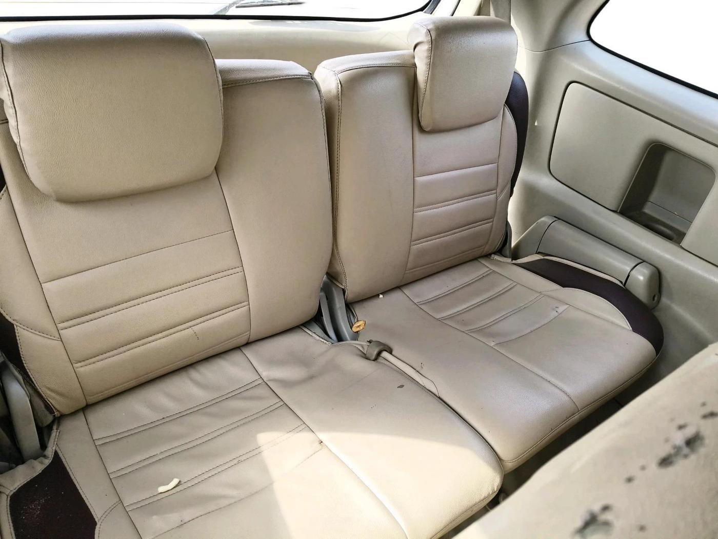 2011 Toyota Innova 2.5 E 8 STR, Diesel, Manual, 1,37,524 km, interior