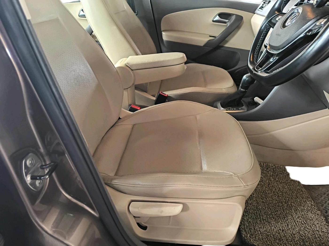2015 Volkswagen Vento HIGHLINE 1.2 TSI AT, Petrol, Automatic, 69,801 km, interior