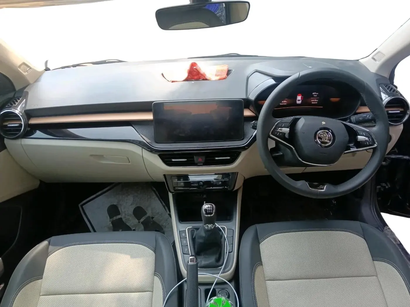 2025 Skoda SLAVIA Prestige 1.0L TSI MT, Petrol, Manual, 621 km, interior
