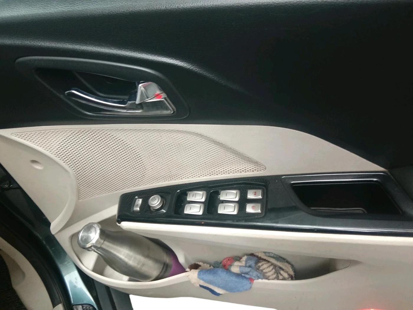 2021 Mahindra XUV300 W8 1.2 PETROL, Petrol, Manual, 1,32,294 km, interior
