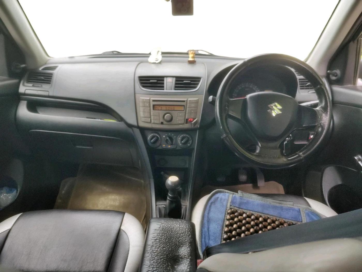 2011 Maruti Swift LXI, CNG, Manual, 1,06,393 km, interior
