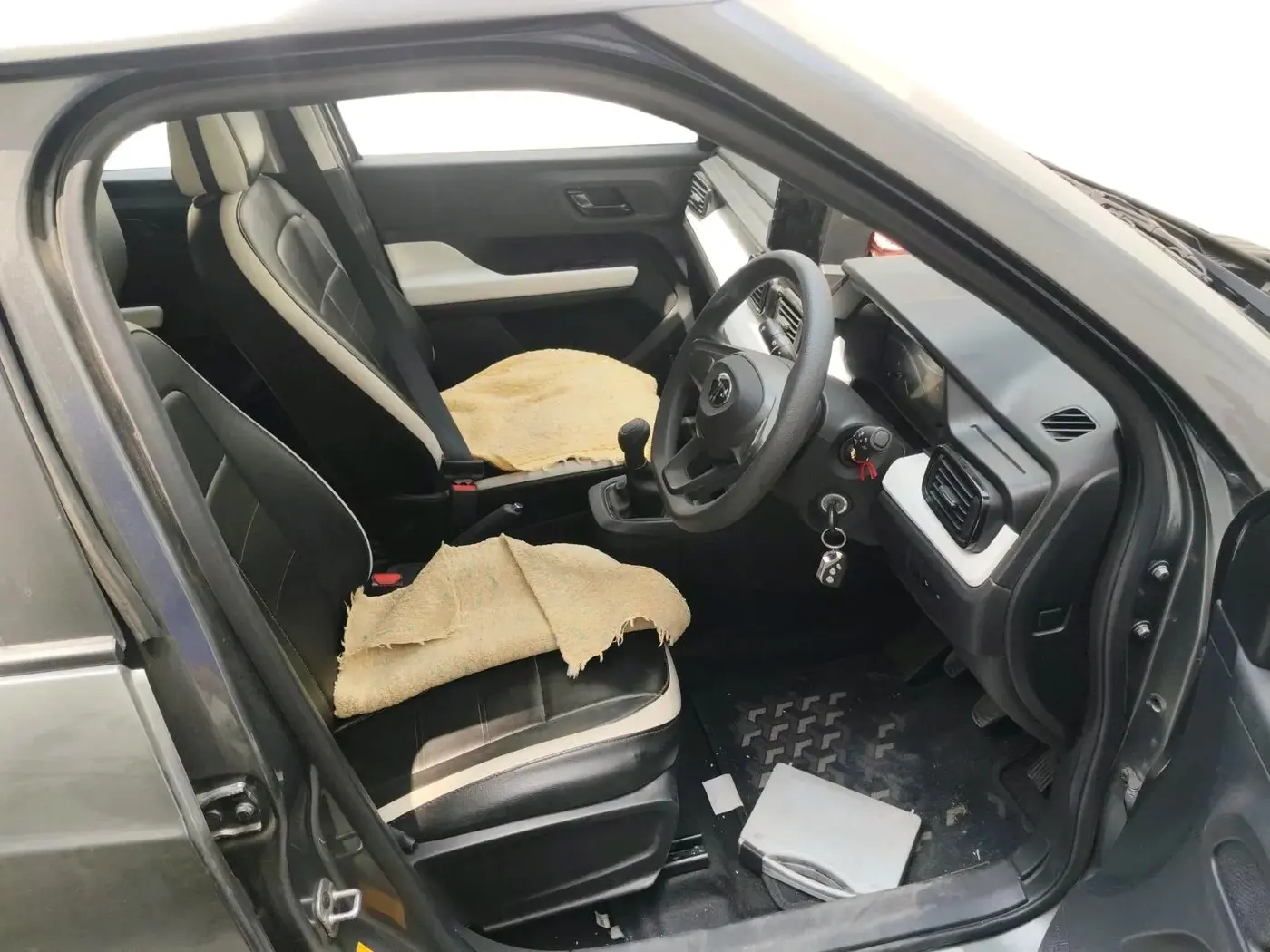 2024 Tata PUNCH PURE MT, Petrol, Manual, 4,307 km, interior