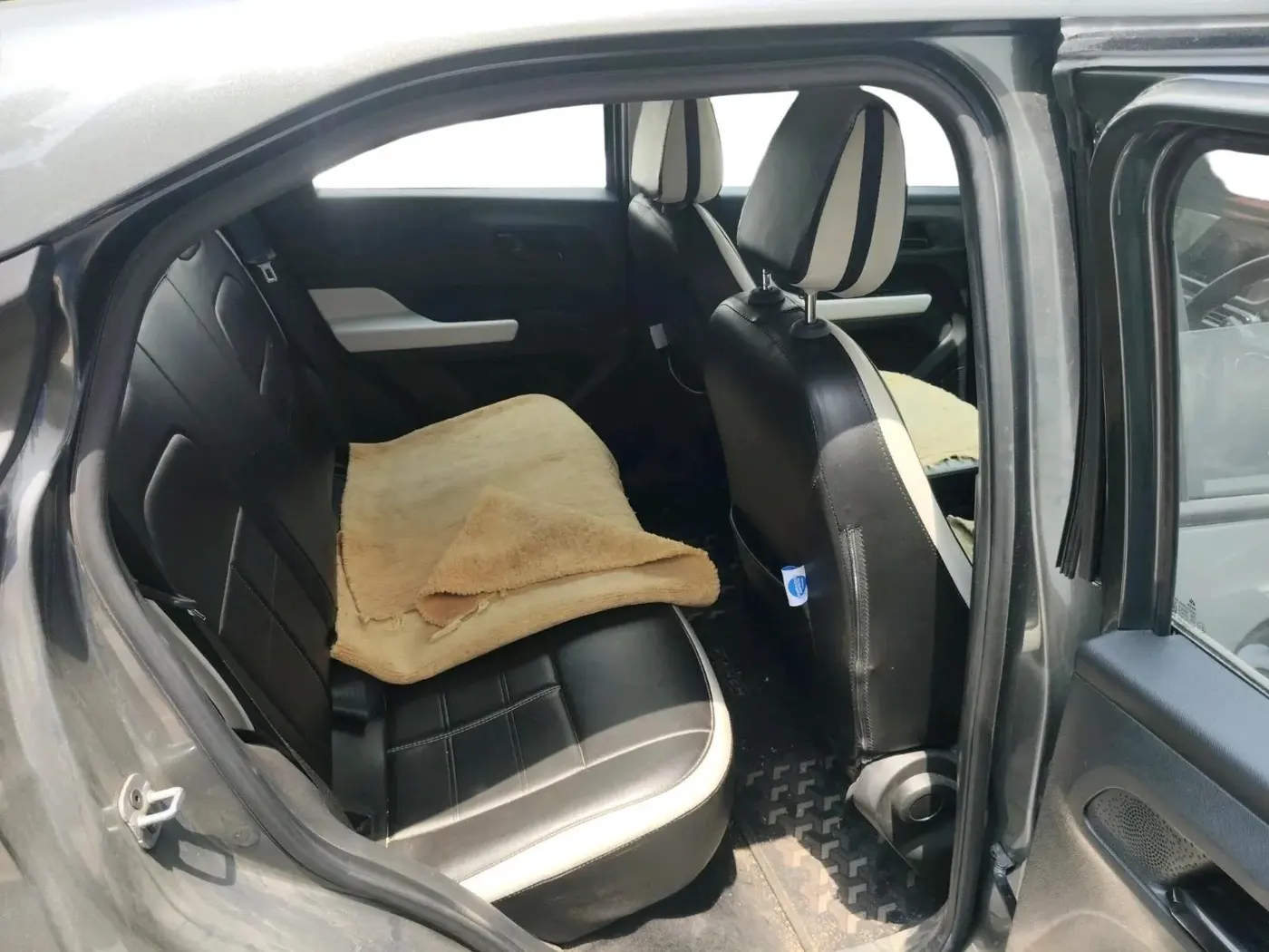 2024 Tata PUNCH PURE MT, Petrol, Manual, 4,307 km, interior