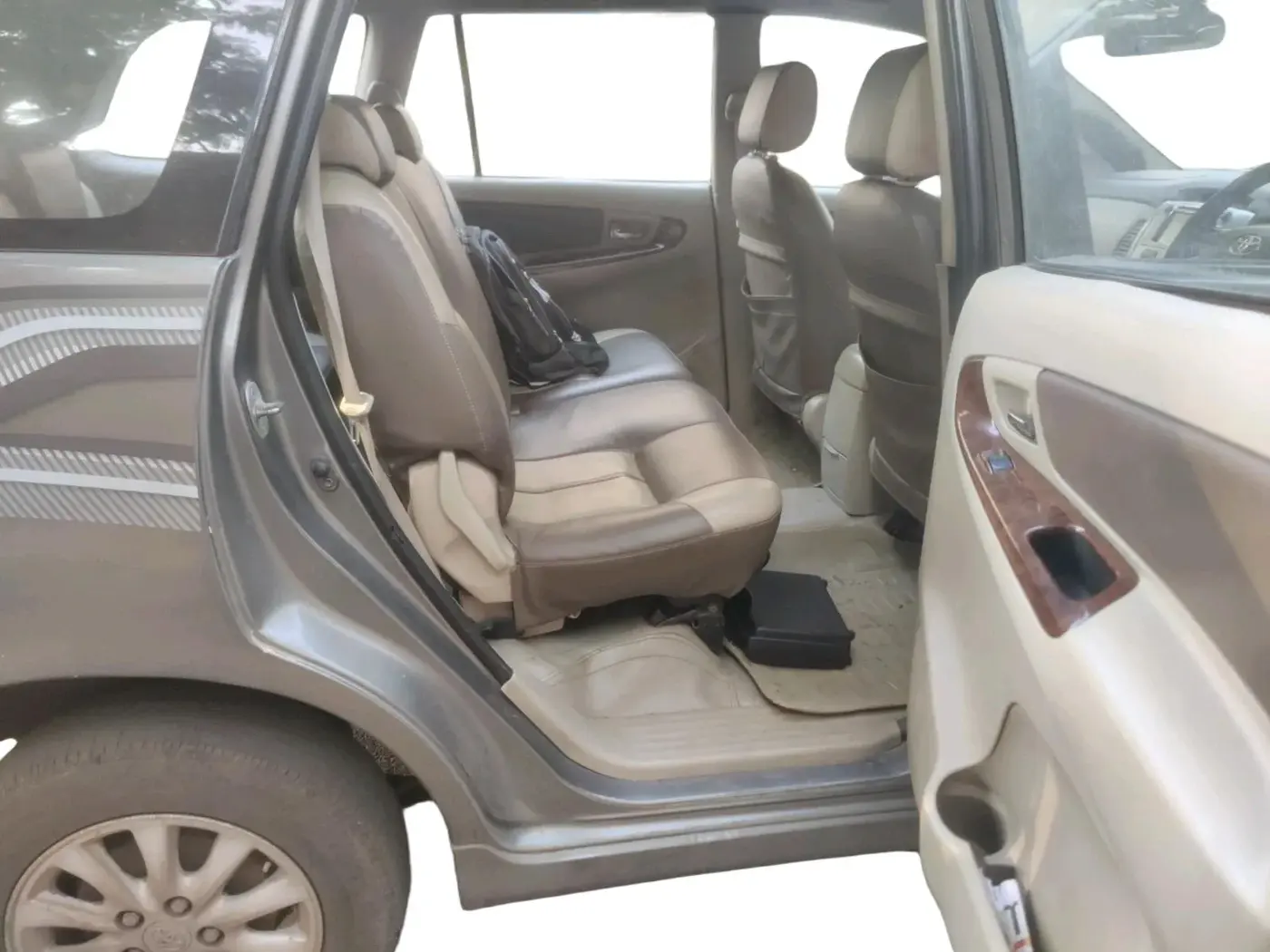 2012 Toyota Innova 2.5 VX 7 STR, Diesel, Manual, 2,60,652 km, interior