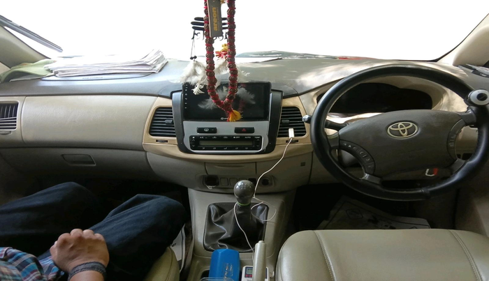 2011 Toyota Innova V 2.5 7 STR, Diesel, Manual, 2,97,738 km, interior