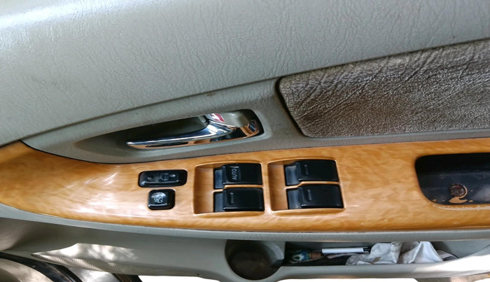 2011 Toyota Innova V 2.5 7 STR, Diesel, Manual, 2,97,738 km, interior