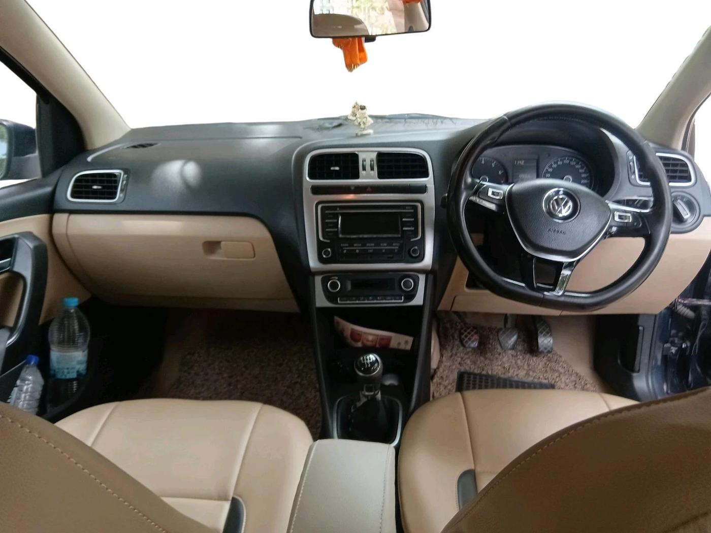 2014 Volkswagen Polo HIGHLINE1.2L, Petrol, Manual, 1,09,063 km, interior