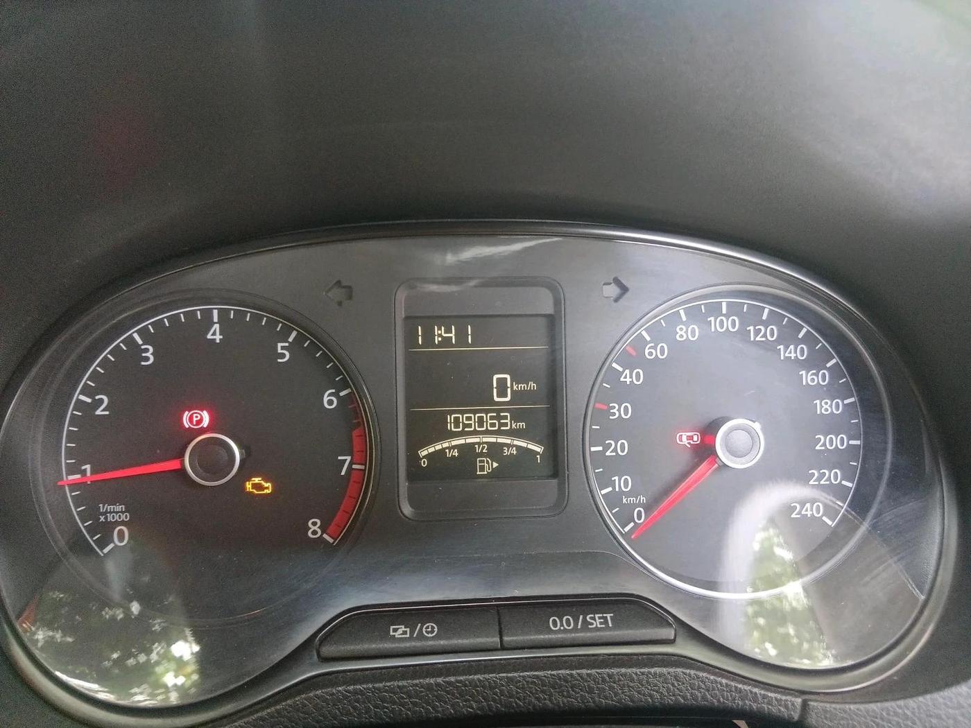2014 Volkswagen Polo HIGHLINE1.2L, Petrol, Manual, 1,09,063 km, interior
