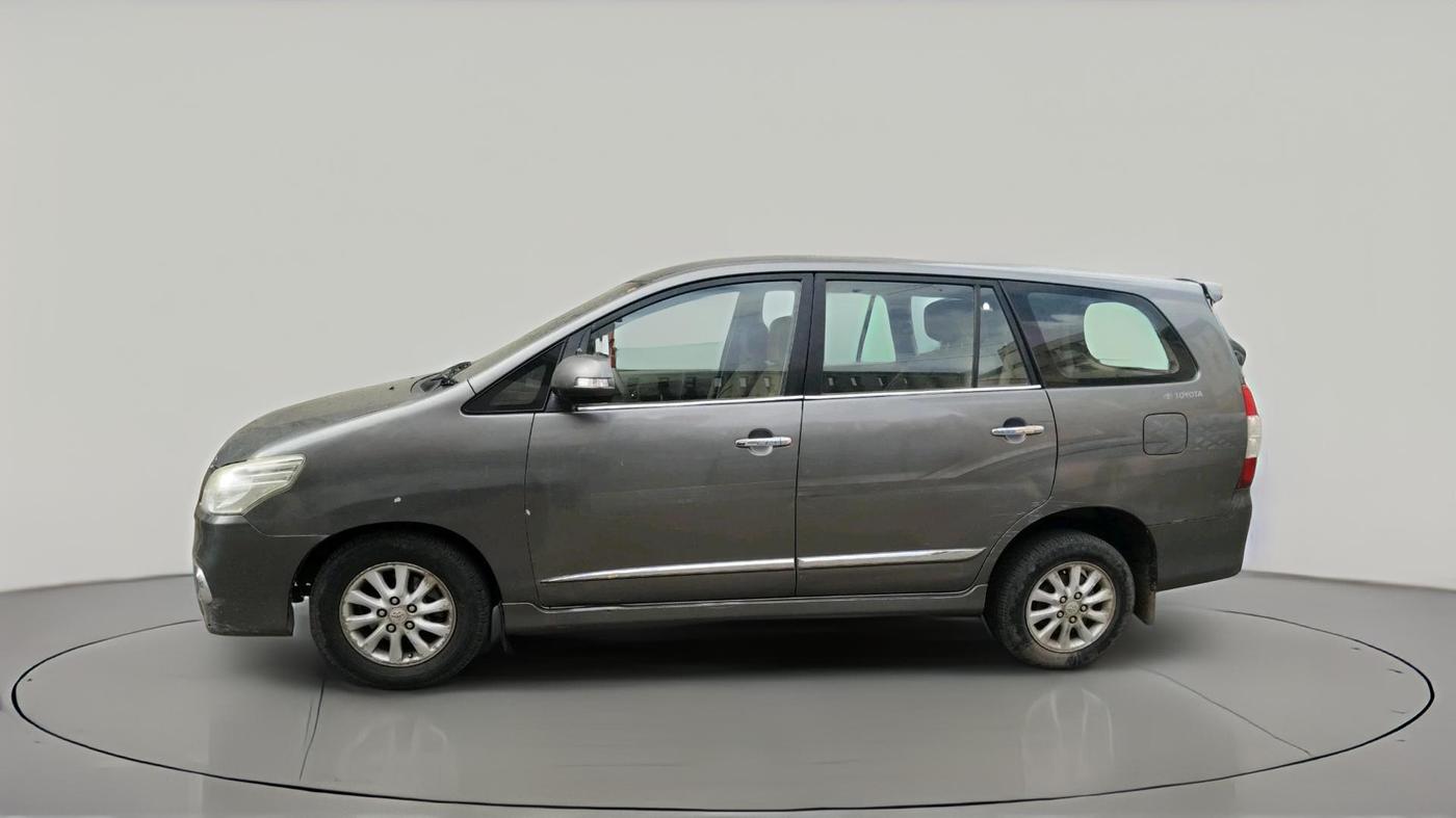 2014 Toyota Innova 2.5 ZX 7 STR, Diesel, Manual, 1,98,843 km, exterior