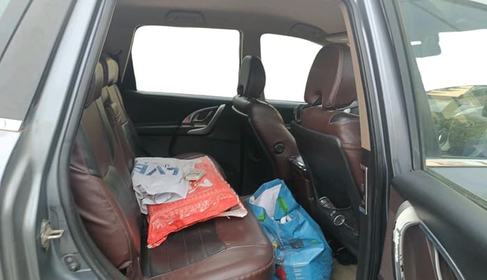 2014 Mahindra XUV500 W4, Diesel, Manual, 2,15,039 km, interior
