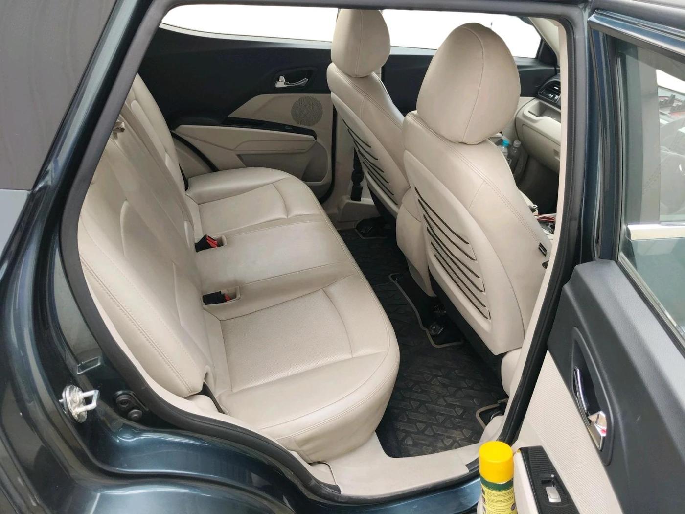 2022 Mahindra XUV300 W8 (O) 1.5 DIESEL AMT, Diesel, Automatic, 46,730 km, interior