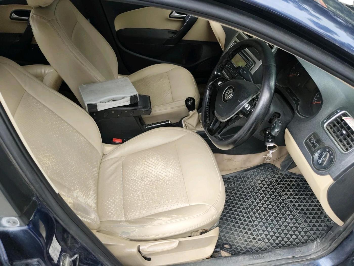2014 Volkswagen Polo HIGHLINE1.5L, Diesel, Manual, 1,72,261 km, interior