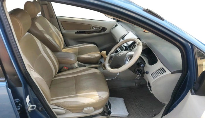 2014 Toyota Innova 2.5 VX 8 STR, Diesel, Manual, 99,606 km, interior