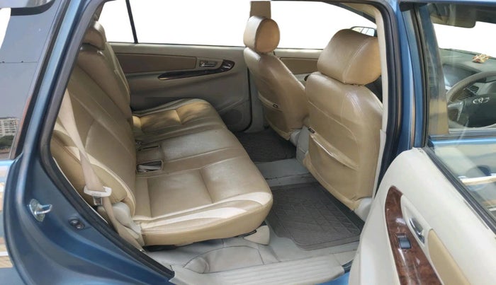 2014 Toyota Innova 2.5 VX 8 STR, Diesel, Manual, 99,606 km, interior