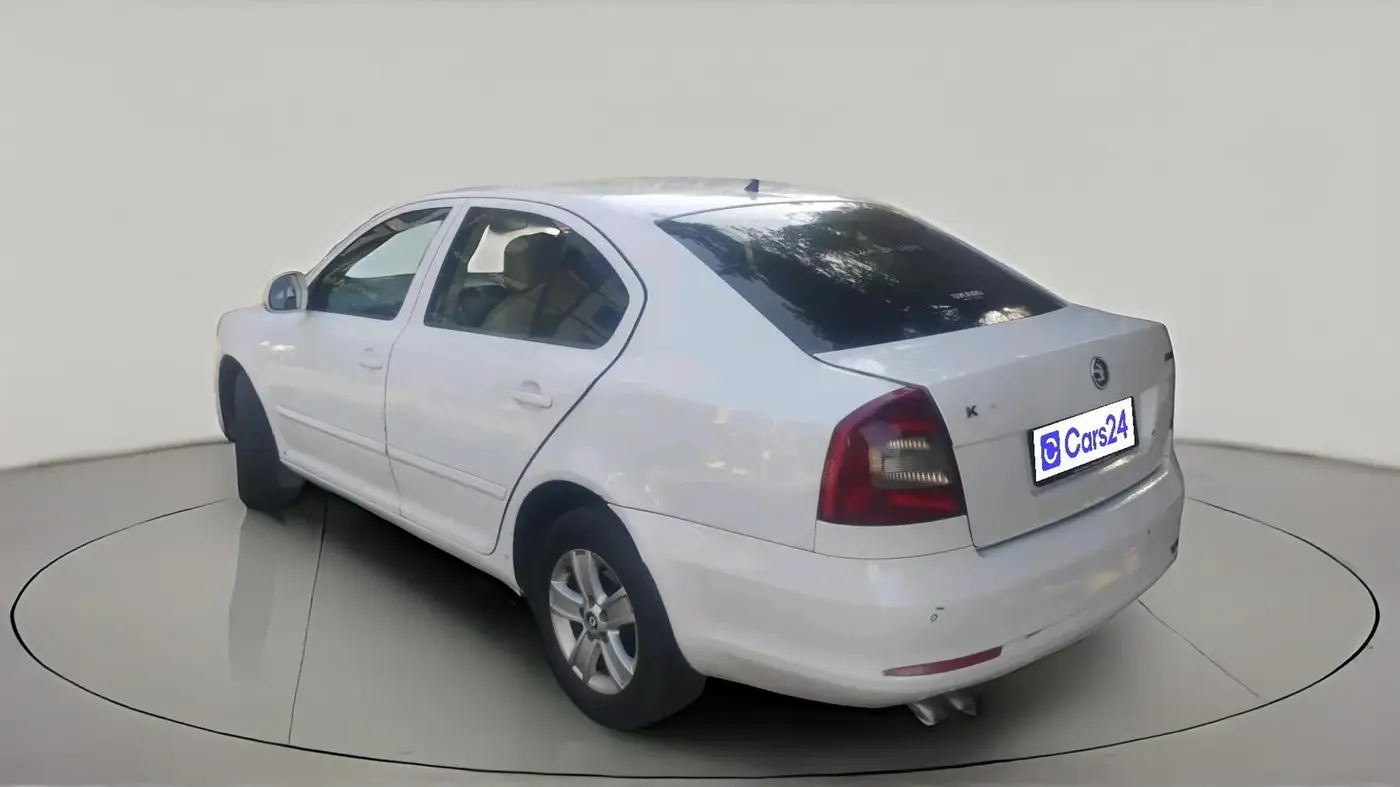 2013 Skoda Laura AMBITION 2.0 TDI CR MT, Diesel, Manual, 1,25,501 km, exterior