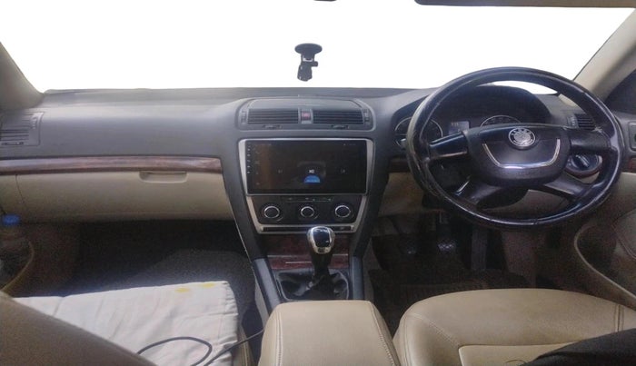 2013 Skoda Laura AMBITION 2.0 TDI CR MT, Diesel, Manual, 1,25,501 km, interior