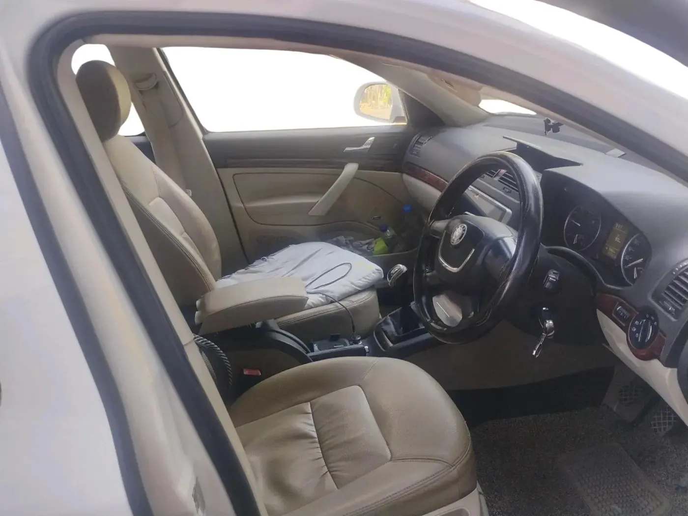 2013 Skoda Laura AMBITION 2.0 TDI CR MT, Diesel, Manual, 1,25,501 km, interior