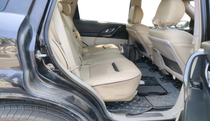 2017 Mahindra XUV500 W6, Diesel, Manual, 1,54,066 km, interior
