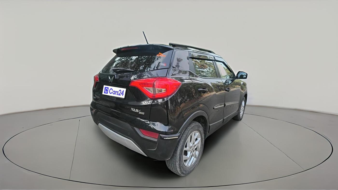 2024 Mahindra XUV300 W8 1.2 PETROL, Petrol, Manual, 30,995 km, exterior