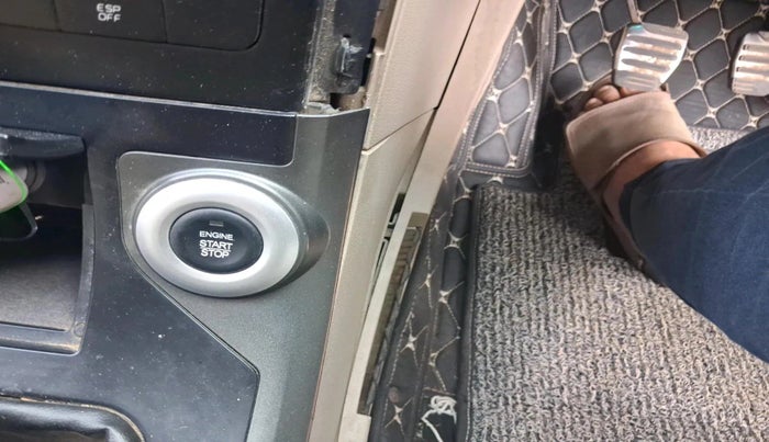 2016 Mahindra XUV500 W10, Diesel, Manual, 1,70,221 km, interior