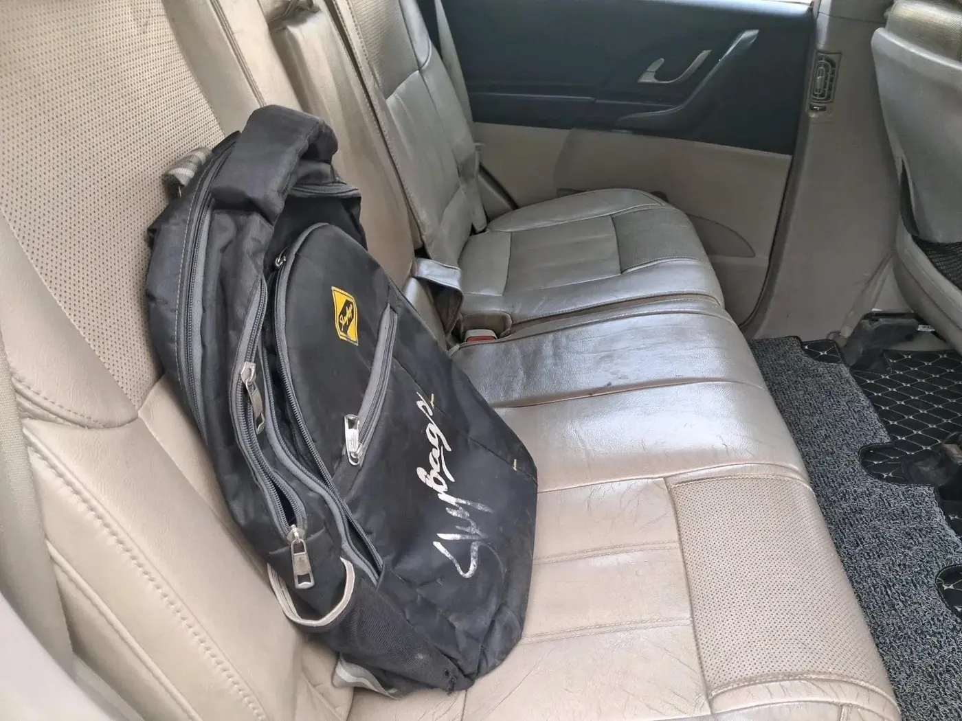 2016 Mahindra XUV500 W10, Diesel, Manual, 1,70,221 km, interior