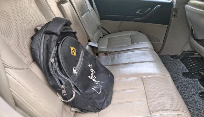 2016 Mahindra XUV500 W10, Diesel, Manual, 1,70,221 km, interior