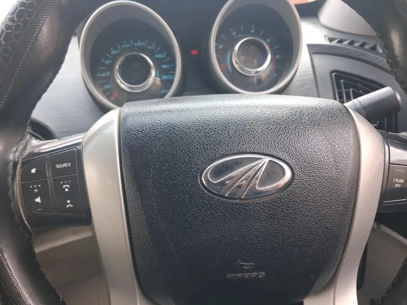 2016 Mahindra XUV500 W10, Diesel, Manual, 1,70,221 km, interior