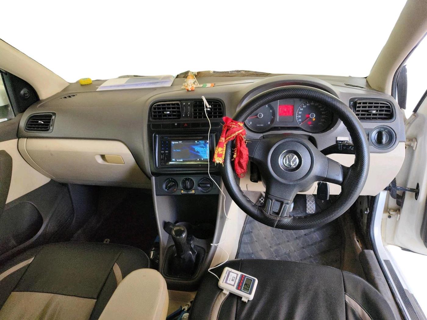 2011 Volkswagen Vento TRENDLINE 1.6, Petrol, Manual, 1,08,977 km, interior