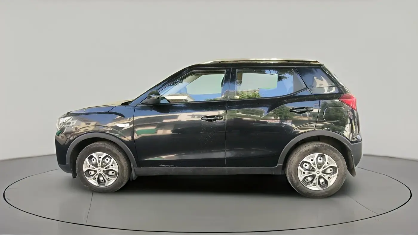 2024 Mahindra XUV300 1.2 W2 MT, Petrol, Manual, 14,492 km, exterior