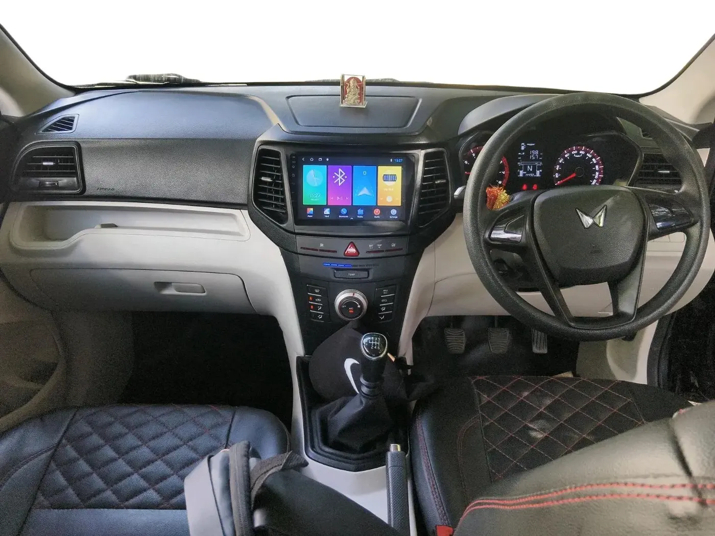 2024 Mahindra XUV300 1.2 W2 MT, Petrol, Manual, 14,492 km, interior