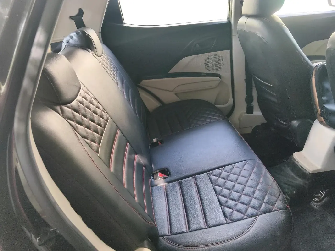 2024 Mahindra XUV300 1.2 W2 MT, Petrol, Manual, 14,492 km, interior