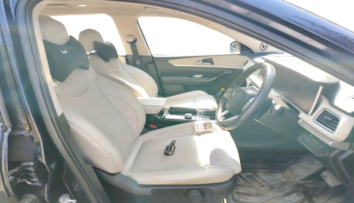 2023 Mahindra XUV700 AX 7 LUXURY D AT 7 STR, Diesel, Automatic, 68,341 km, interior