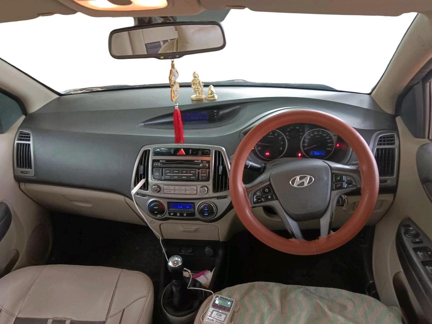 2013 Hyundai i20 SPORTZ 1.2, CNG, Manual, 1,62,671 km, interior