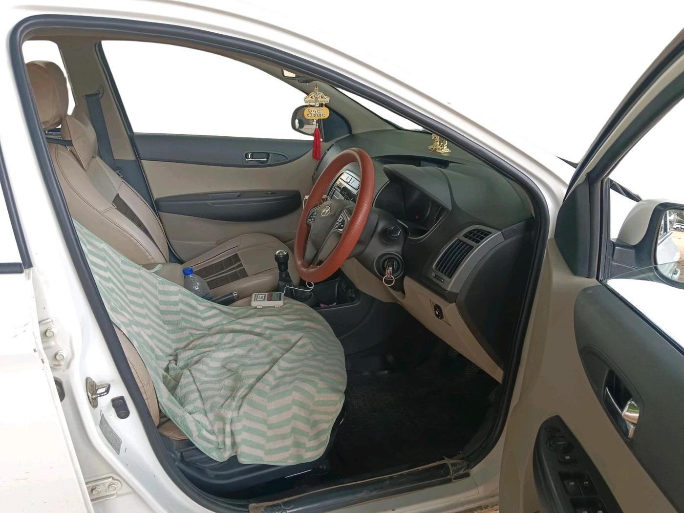2013 Hyundai i20 SPORTZ 1.2, CNG, Manual, 1,62,671 km, interior