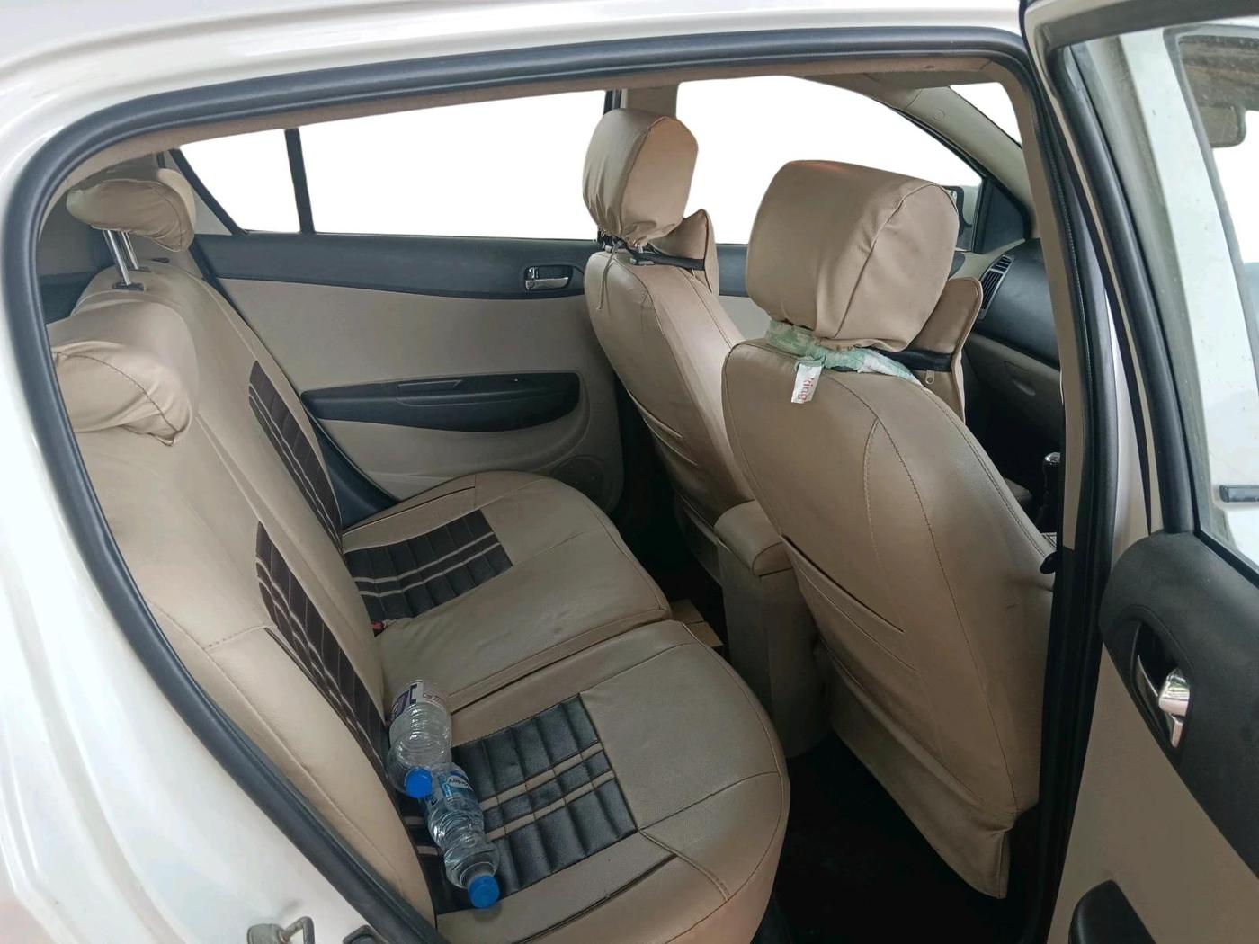 2013 Hyundai i20 SPORTZ 1.2, CNG, Manual, 1,62,671 km, interior