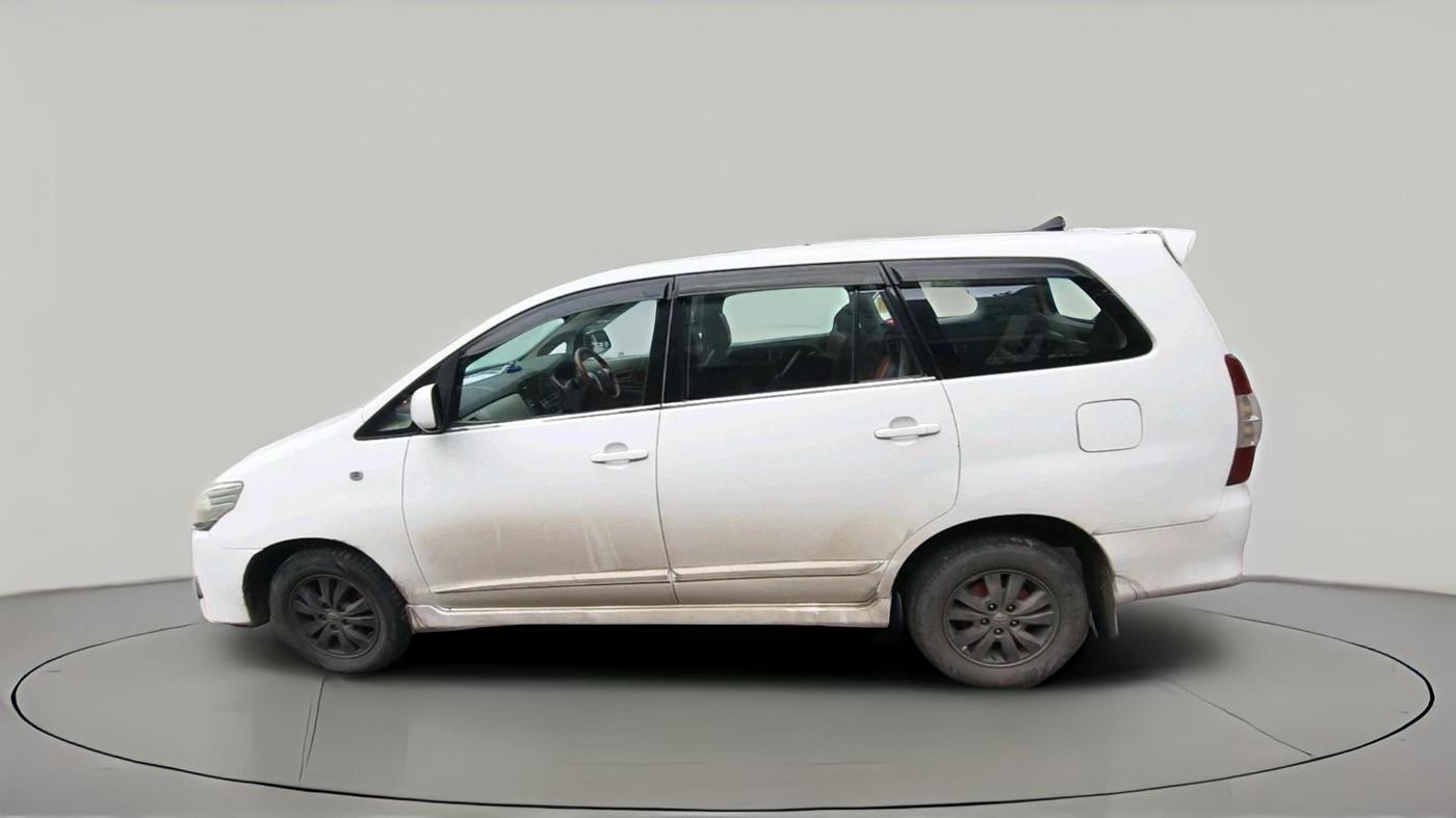 2014 Toyota Innova 2.5 GX 8 STR, Diesel, Manual, 2,12,095 km, exterior