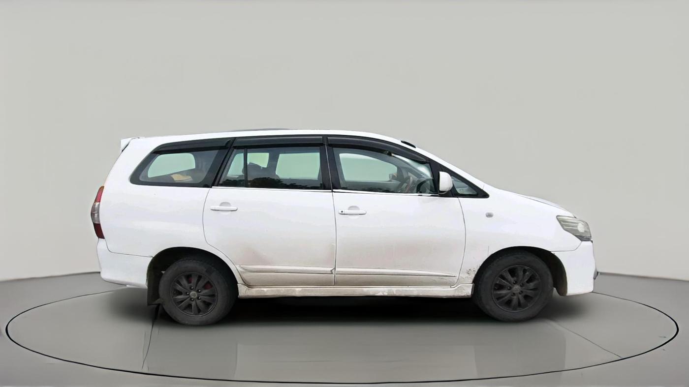 2014 Toyota Innova 2.5 GX 8 STR, Diesel, Manual, 2,12,095 km, exterior